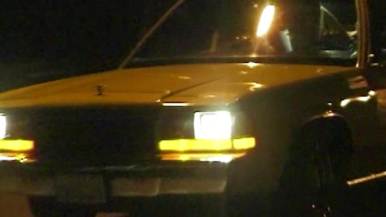 Versaute Taxifahrt: Heiße Blondine im Auto und auf dem Sofa