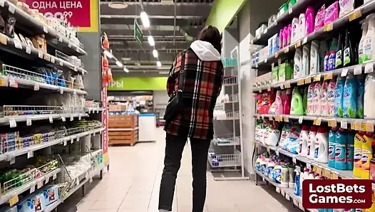 Striptizli elle tokatlamanın heyecanlı bir oyunu ıslak bir saksoyla bitiyor