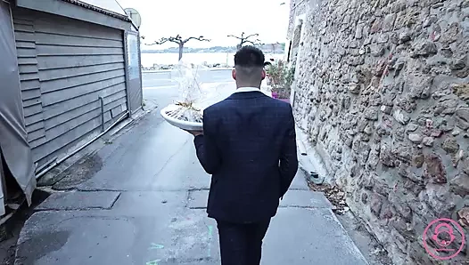 Французская милфа раздевается, сосет и скачет на члене доставки