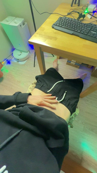 Pensando en el papá de mi mejor amigo mientras me acaricio la polla