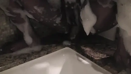 Чернокожая расслабляется в ванне