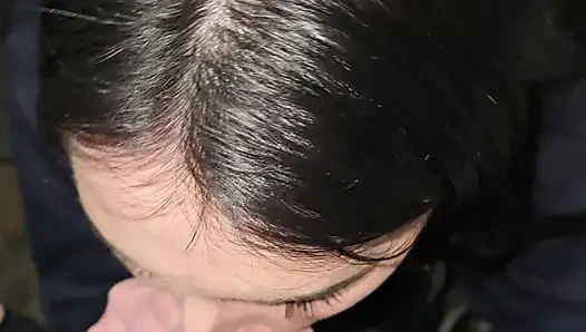 Gerçek orta yaşlı seksi kadın bar tuvaletlerinde müstehcen ön sevişme yapıyor