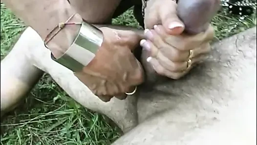 Parkta edepsiz orta yaşlı seksi kadın genç arkadaşları tarafından sikiliyor ve götten sikiliyor