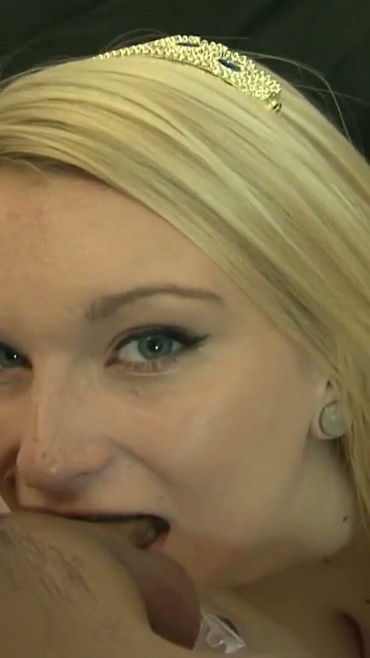 Extremer Faschingsfick junge Blonde hart | Clip 1