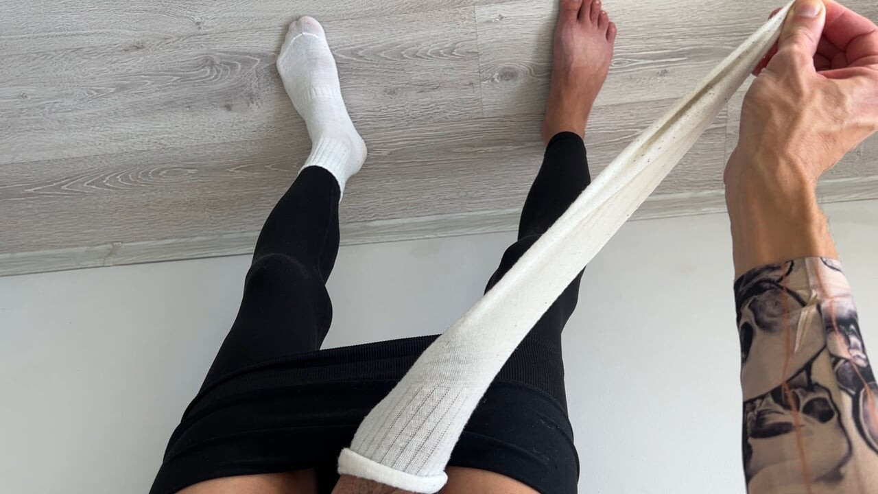 A femboy masturbates a big dick in a white sock and cums hands-free