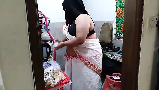 Indisches zimmermädchen vom besitzer beim kochen in der küche gefickt