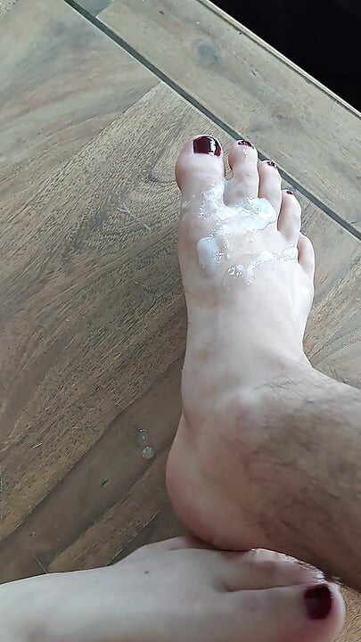 Enlève mes chaussettes et jouis sur mes pieds