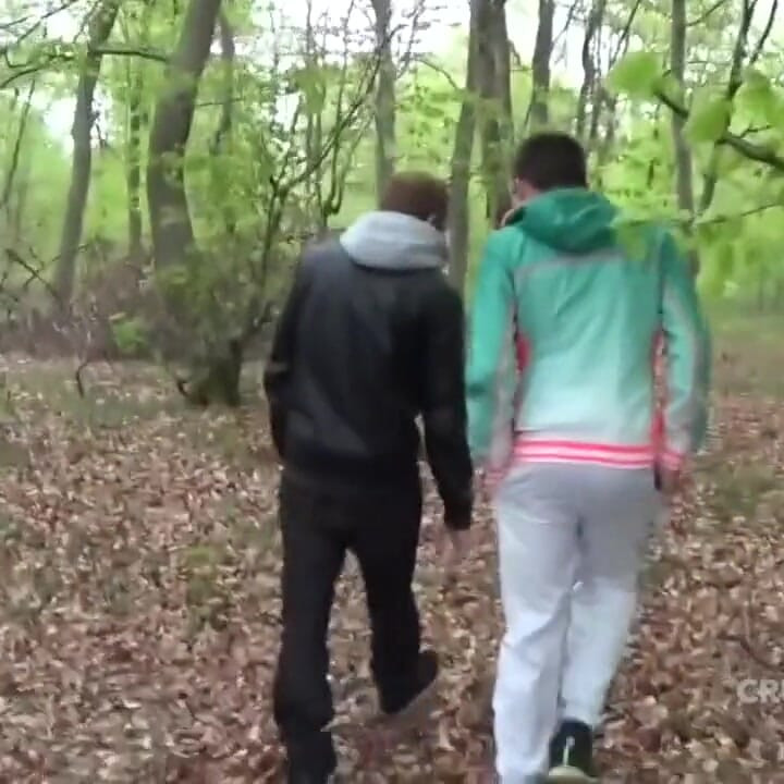 Yougn prosto ssany przez geja w lesie