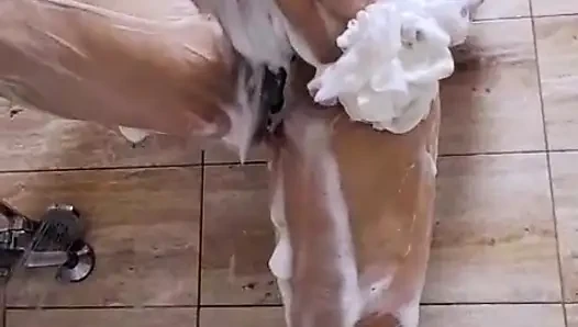 Büyük götlü evli kadın duş alıyor