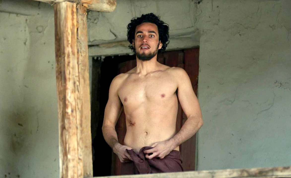 Celebrità attore Adam Bakri a torso nudo