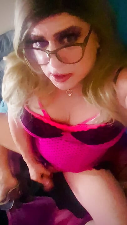 クリッシー・スイーツが彼女のペニスを撫でている