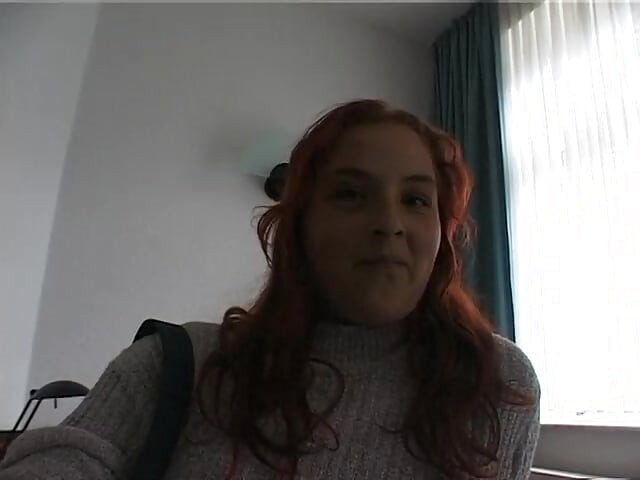 Chlupatá zrzavá bbw si prstí kundičku na posteli