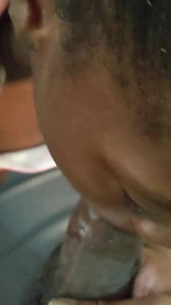 Måste-se ögonblick från "Big Hole Busty Hot Ebony Milf Met at The Beach Doggystyle knulla kåt man slår hennes röv cumload"