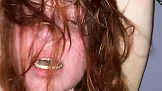 Extrem raues Gesicht und Titten klatschen in der BDSM-Szene mit Fickmaschine