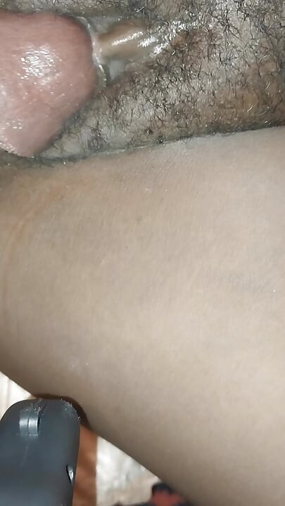 Мокрая волосатая тугая киска принимает толстый хуй