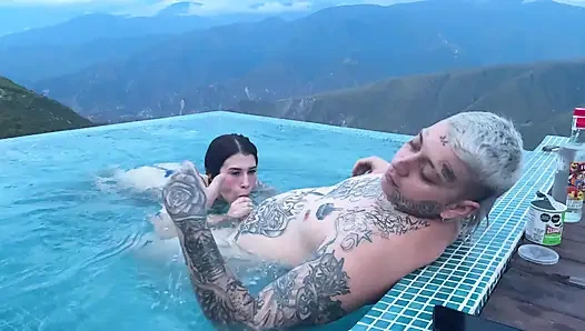 Tinder Randevusu Arka Planda Chicamocha Kanyonu ile Açık Havada Seksle Sona Erdi