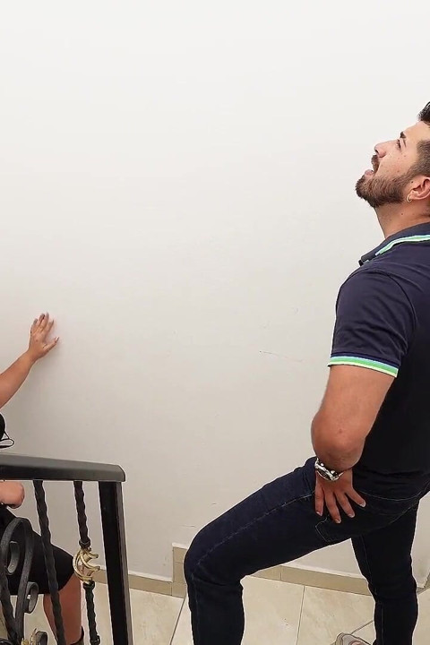 Sıcak Müşteri Bana Elektrikçi Hizmeti Ödüyor... Ve Onu Bir Ipucu Olarak Sikiyorum... Sonuna Kadar Fişe Taktım