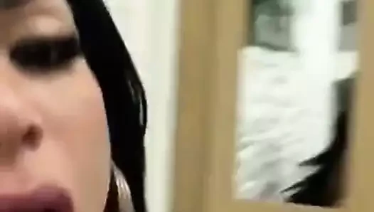 Popo onu tıkar ve onu emer