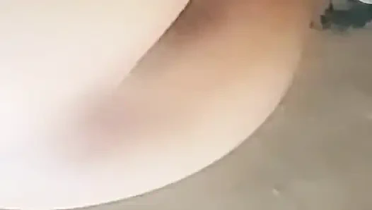 Islak amcığını sikmek için sikimi görünce kontrolünü yitirdi