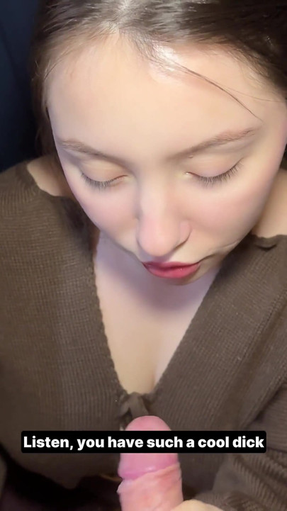 街上的陌生人允许自己在喝杯咖啡时存在