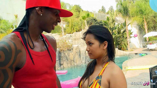 Minúscula meia asiática adolescente Lana Violet fala com primeiro bbc interracial foda na piscina