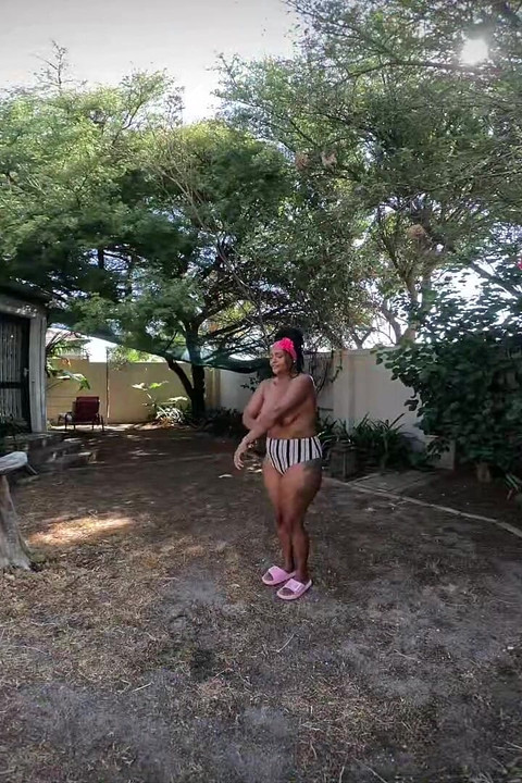 Nymphes tordues - La soirée sexy au bord de la piscine de Rosie et Pam - partie 1