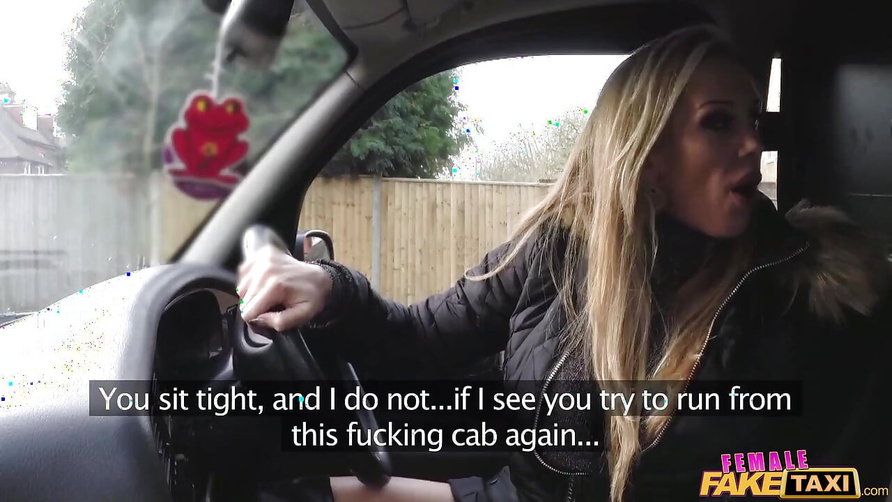 Fake taxi - el corredor es castigado duramente en el asiento trasero