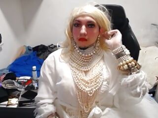 Młoda panna młoda panna młoda crossdresser z Chorwacji szarpiąca się w perłach i makijażu