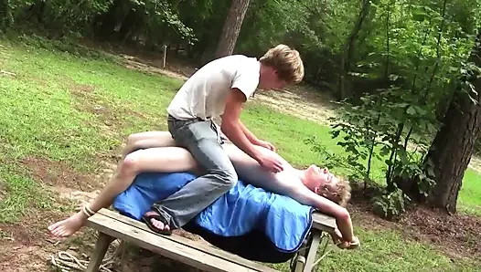 Gıdıkla twinks - bölüm 1