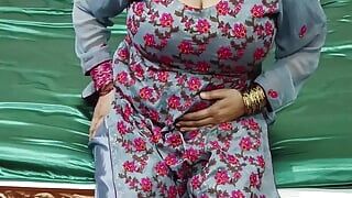 Shilpa la bhabhi desi sexy se tape ses gros seins et se masturbe avec un gode