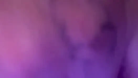 Скрытный взгляд на киску, проникающую