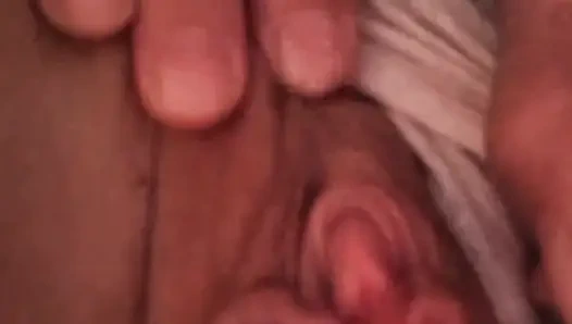 Menyelinap diam-diam mainin jari tante seksi ini sendirian