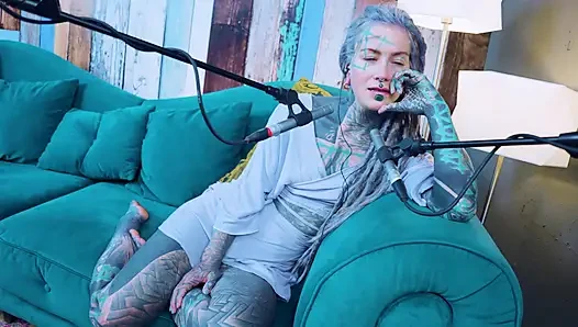 Aku berbicara tentang N - Needed - ASMR podcast SFW berbicara gadis kurus gothic bertato rambut gimbal