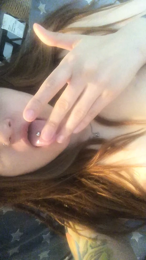 Rossa asiatica si masturba la fica con le dita e viene