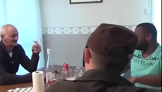 Güzel Bir MILF Komşuların Gürültüsünden Şikayet Ediyor Ve Toplu Seks Yapıyor