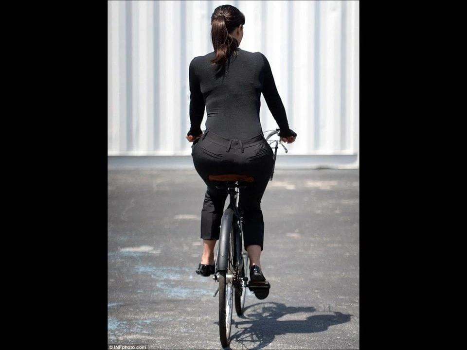 Women on bicycles (Mujeres en bicicleta)
