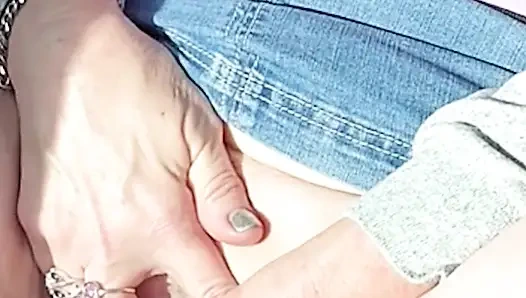 Tante super semok lagi asik ngusap memeknya di dalam mobil!