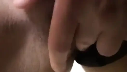 Büyük memeli İtalyan amatör sürtük binmek için sert bir yarak arıyor