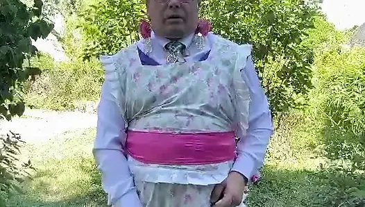 Bahçıvanın kıyafetleriyle kendine işiyor