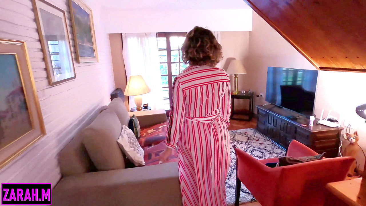 我老板的妻子勾引我干她并射在她巨大的奶子上