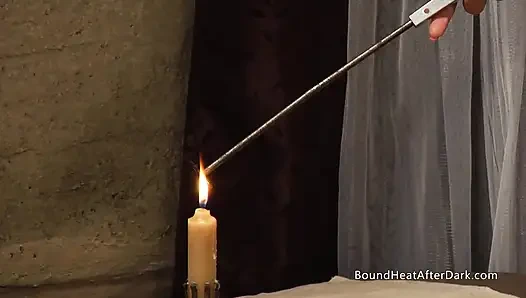 Ağzı tıkalı büyük memeli lezbiyen köle götünü sert kırbaçlıyor