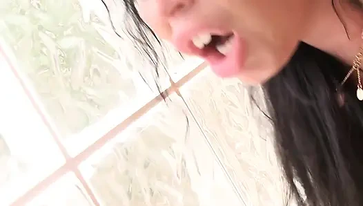 Azgın Sürtüklerle Vahşi Banyoda Göt Dilleme Ve Sert Sikiş