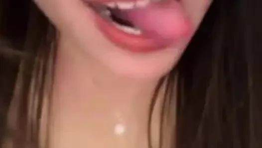 Patronu dildo saksosunu izlerken hizmetçi canlı kamerada