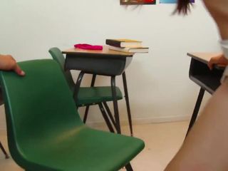 Wankz-教室でニーハイ靴下の湯たんぽ