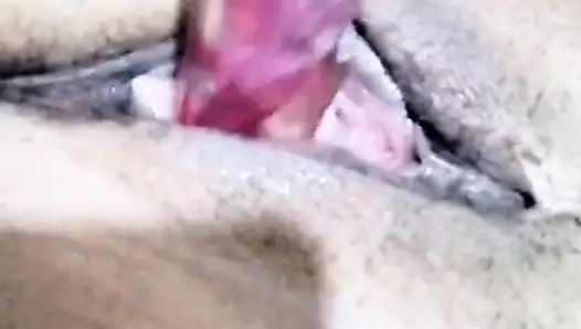 Istri latina pertama kali muasin memeknya pakai dildo