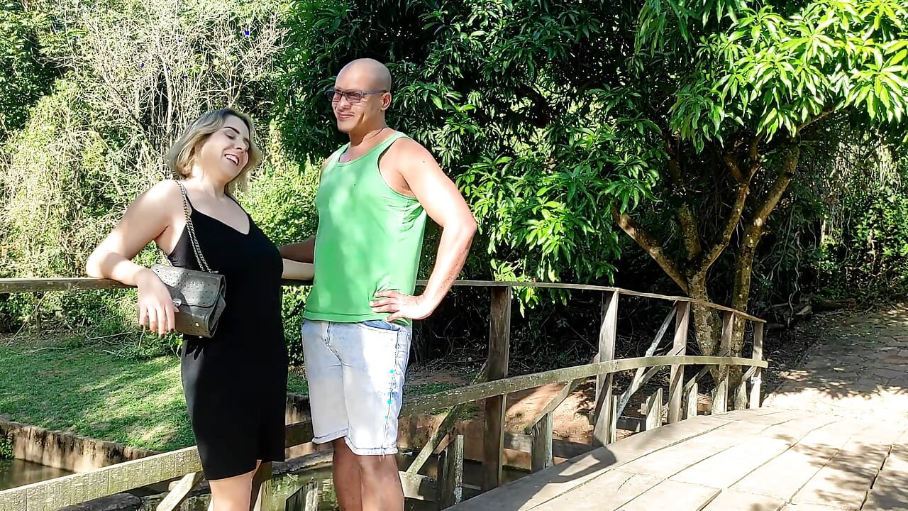 Fodendo atrás das árvores em um parque com um bbc
