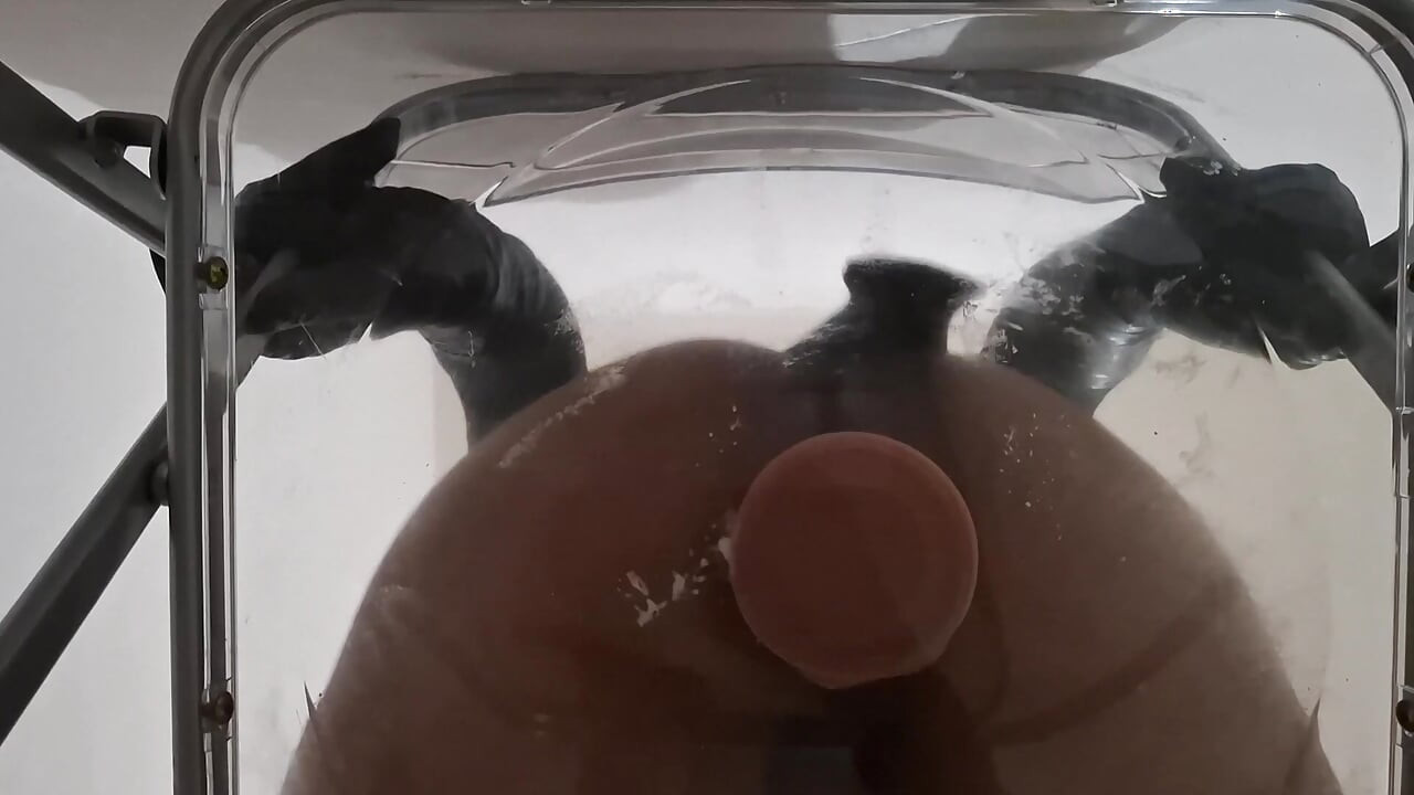 POV: vuile praat dikke kont trans Raven op gezicht zitten en anale creampie na het berijden van een dildo door transparante stoel