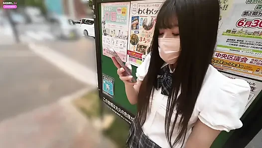 Ein heißes japanisches mädchen auf der straße in Tokio abholen