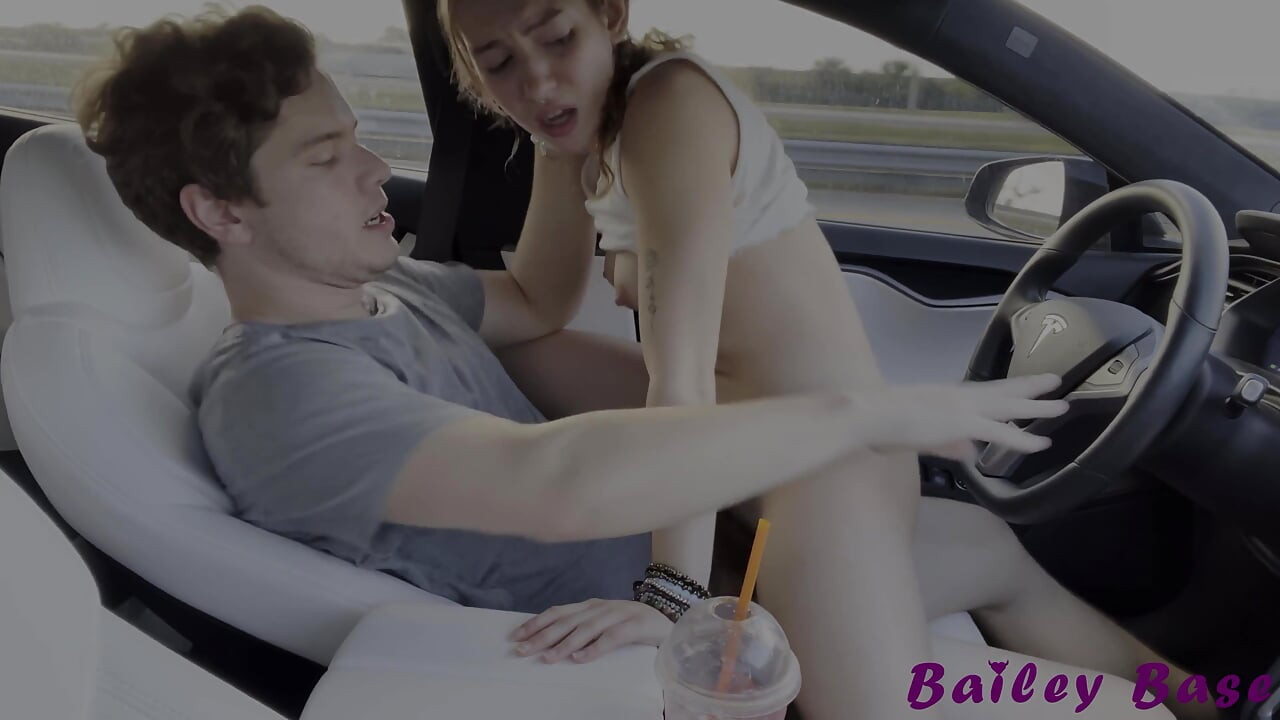 18χρονη ερασιτέχνιδα Bailey Base γαμιέται ωμά σε ένα αυτοκίνητο