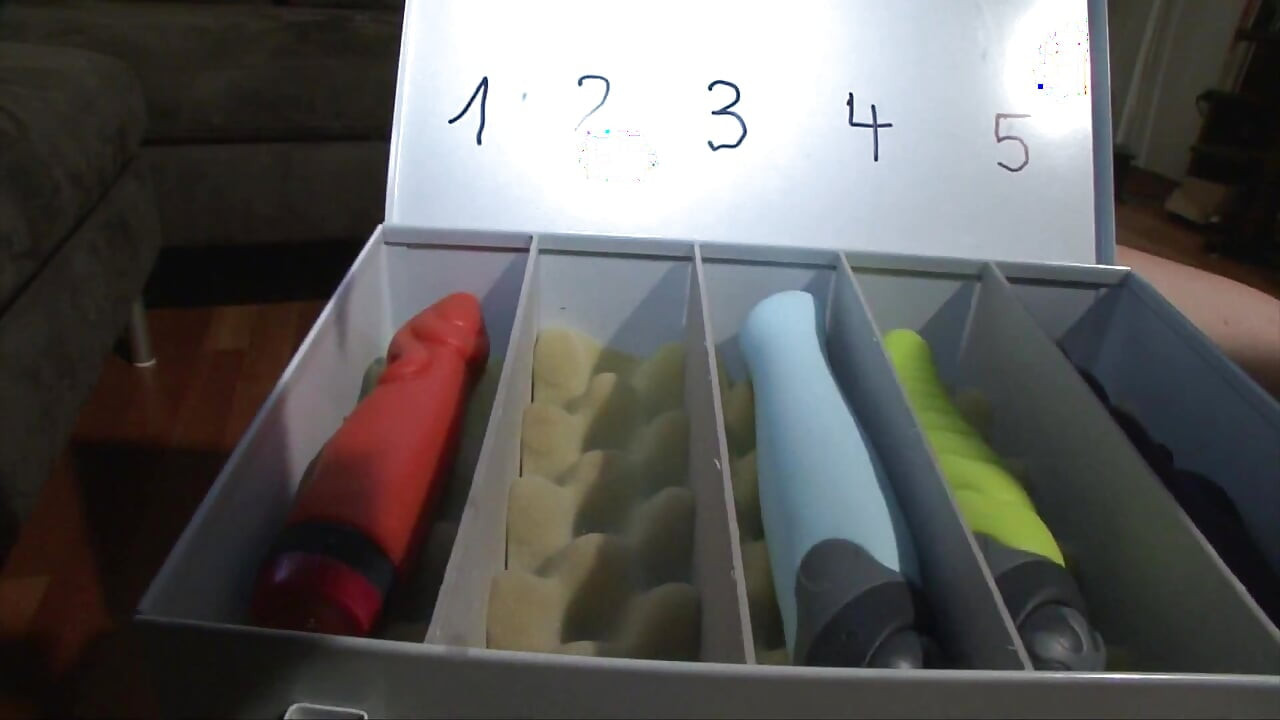 Gospodină germană blondă solo cu țâțe mari folosește jucării și